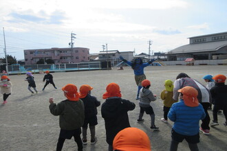 写真：青鬼が登場して豆を投げる子ども達