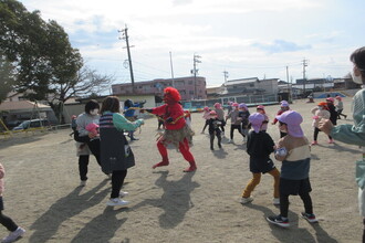 写真：赤鬼が登場して少し怖がる子ども達