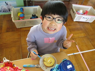 ロールケーキを食べている園児の写真