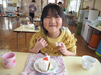 雛ケーキを食べる園児の写真