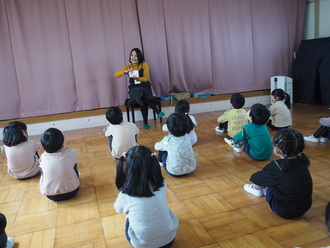 ALTの英語教室に参加している園児の写真1