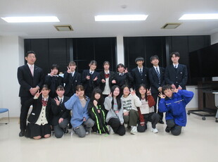 市長とメンバーとの記念撮影写真