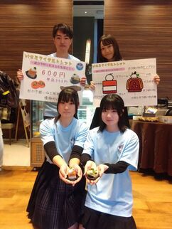 PRをしている高校生いせミライプロジェクトのメンバー