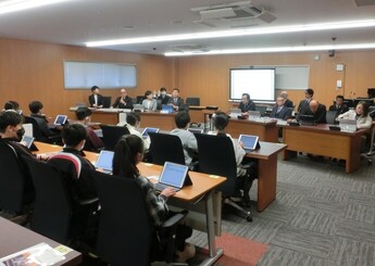 広報広聴検討分科会久保会長より委員会室での説明