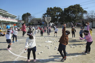 写真：気合を入れて掛け声を合わせる子ども達