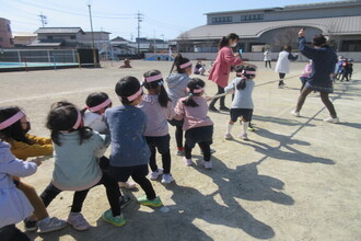 写真：綱引きをする園児