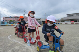 キックスケーターで遊んでいる年中児