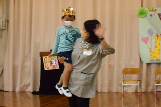 園長先生に抱っこしてもらう年長の誕生児