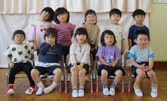 3歳児　もも組の子どもたちの集合写真