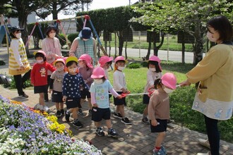3歳児もも組の子どもたち園庭をお散歩