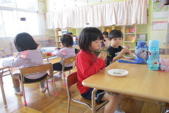 柏餅を食べているところ（年少児）