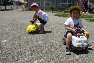 乗り物に乗って遊ぶもも組