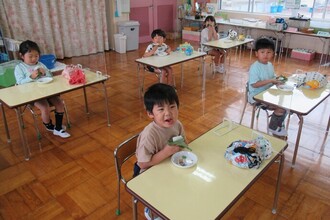 柏餅を食べているところ(年長児)