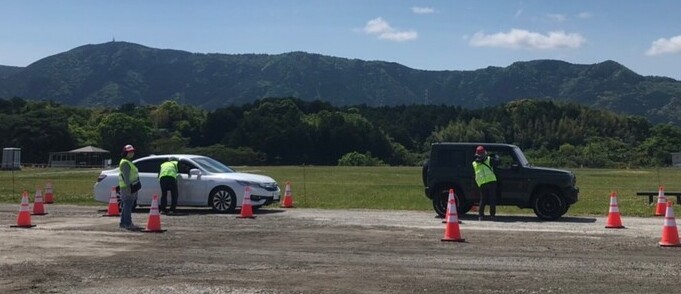 駐車整理料を支払う様子