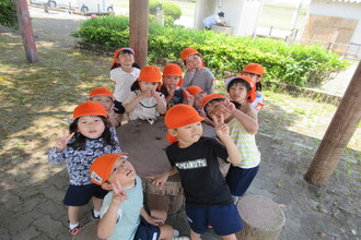 遠足で相合公園に着いた年中児