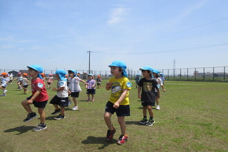 公園で体操をする年中児