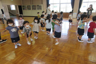 リトミック教室で音楽に合わせて体を動かす年少児