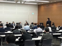 写真：会場で発言する様子