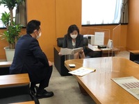 写真：野田大臣にレクチャーをする様子