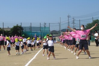 高校生とラジオ体操をしているところ