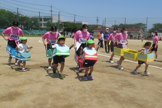 今度はみどり組が電車ごっこ