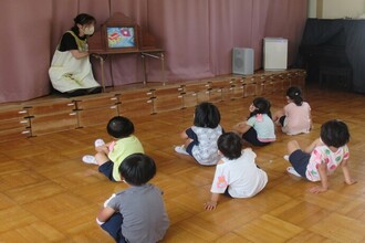 紙芝居を見ているところ