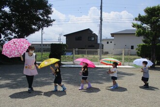 き組さんも傘をさして歩いています