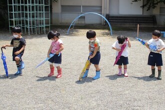 き組の子どもたちも傘をたたんでいます