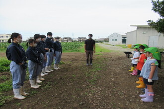 高校生に挨拶をしているところ