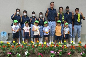 花壇の前で高校生とみどり組と記念撮影