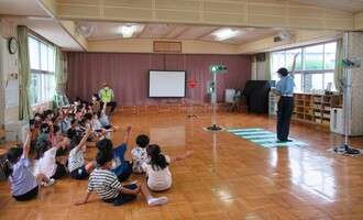 横断歩道の渡り方を教えてもらっています