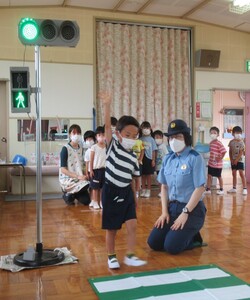 室内で敷いた横断歩道を渡ってみよう