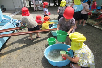 水遊びをする年少児