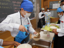 給食盛り付けのようすの写真