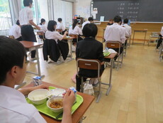 給食風景（伊勢宮川中）の写真