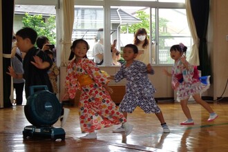 盆踊りを踊る年長児