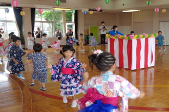 盆踊りを楽しく踊っている年長児