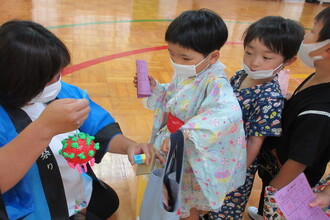 風鈴をもらっている年長児