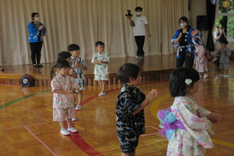 盆踊りをみんなで踊る年中組の子供達