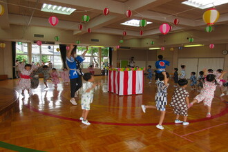 盆踊りを踊る年中組の子ども達
