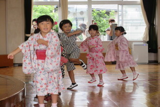盆踊りを笑顔で踊る年中組の子供達