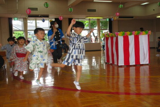 盆踊りをジャンプして踊る年中組の子ども達