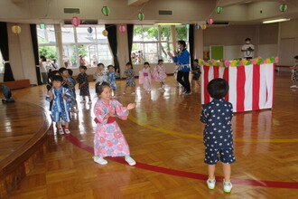 盆踊りを元気いっぱいに踊る年中組の子ども達