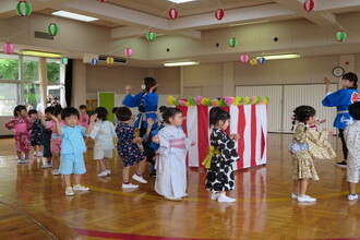 盆踊りをみんなで踊る年少組の子ども