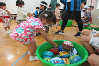 お買い物を楽しむ年少組の子ども