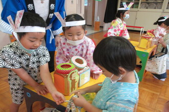 くじをひく年少組の子ども