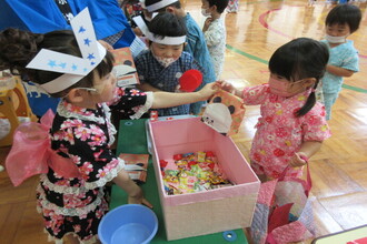 おかしすくいを楽しむ年少組の子ども