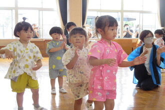 盆踊りを楽しく踊る年少組の子ども達