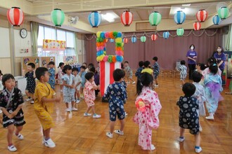 浴衣や甚平を着て踊っています