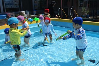 水鉄砲で遊んでいます